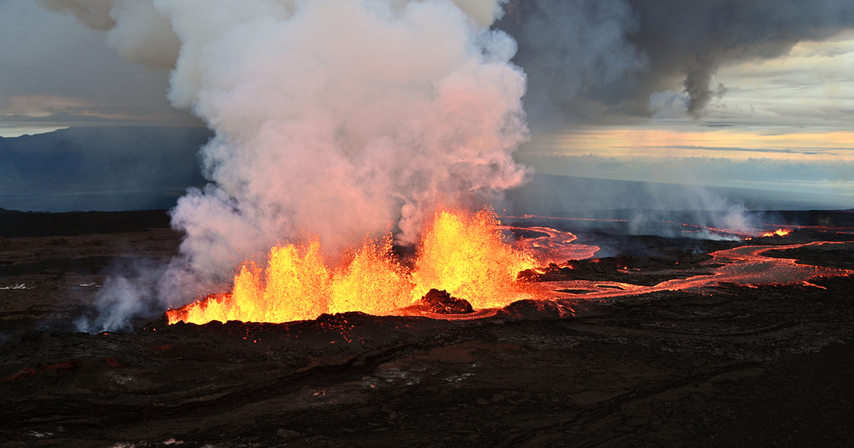 Lava flows from Mauna Loa eruption