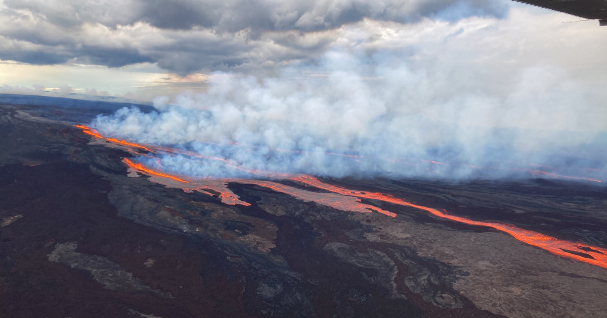 Lava flows from Mauna Loa eruption