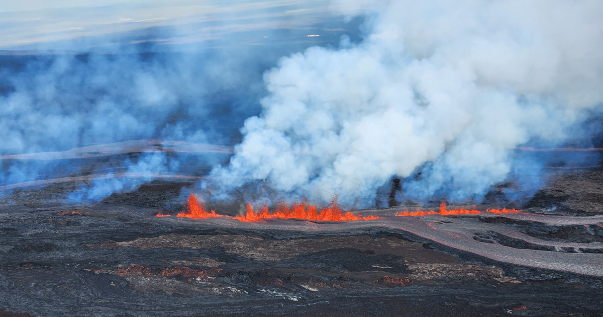 Lava flows from Mauna Loa eruption