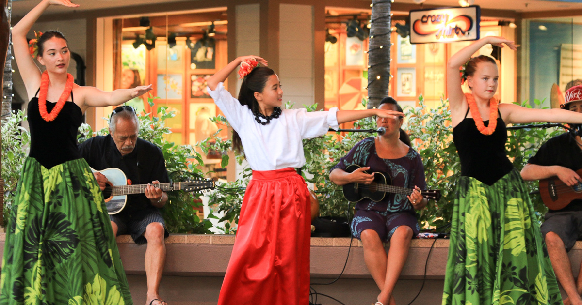 Live hula performance at the Kings' Shops